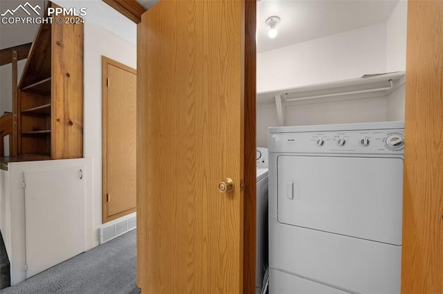 laundry room with carpet and washer and dryer