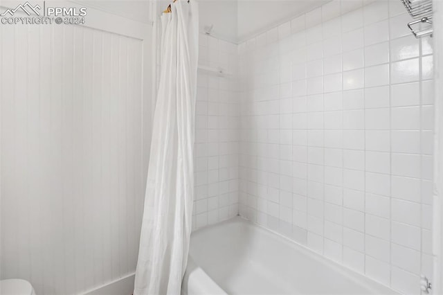 bathroom featuring shower / tub combo