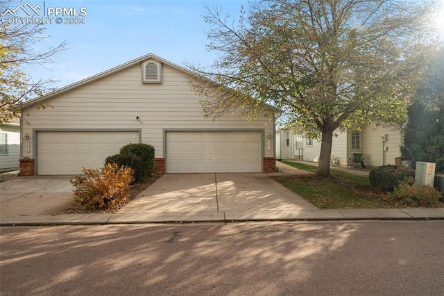 view of front facade with a garage