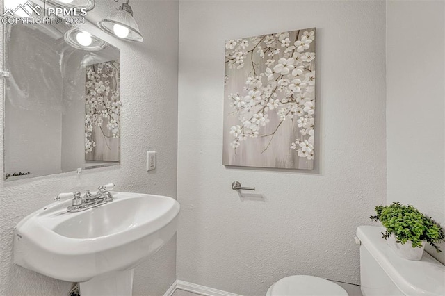 bathroom featuring toilet and sink