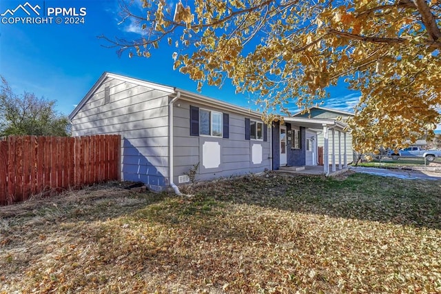 view of front of house with a front lawn