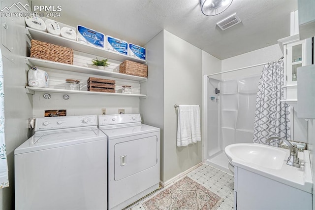 laundry area featuring sink and independent washer and dryer