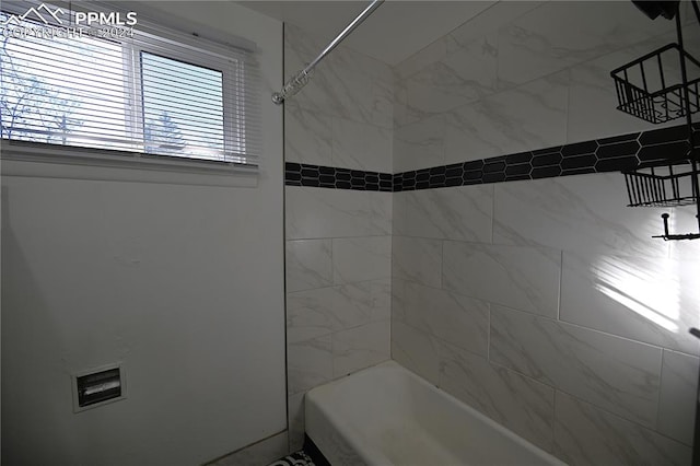 bathroom featuring tiled shower / bath combo