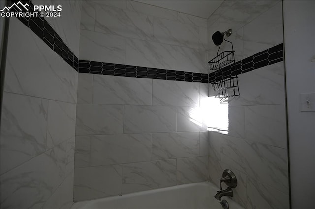 bathroom with tiled shower / bath combo