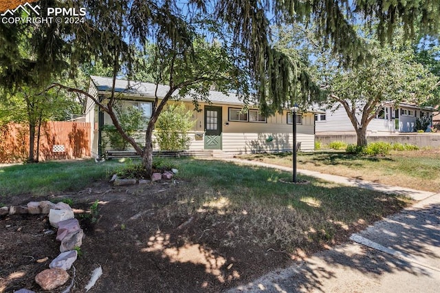 ranch-style home with a front lawn