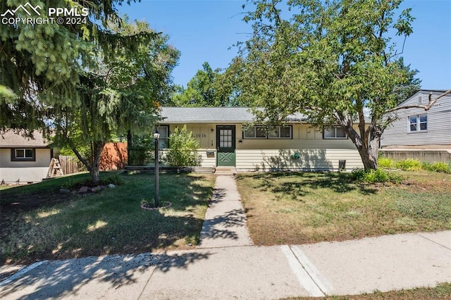 ranch-style house featuring a front yard