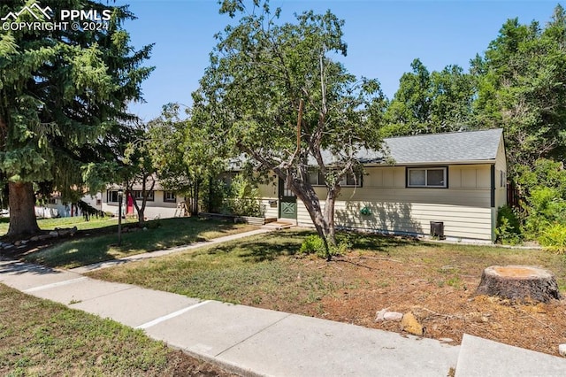 view of front facade featuring a front yard