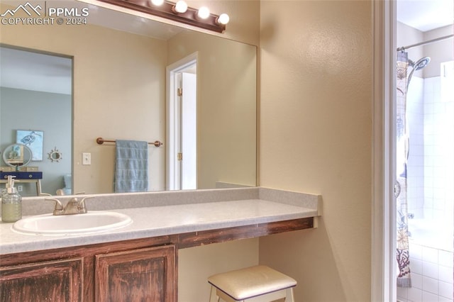 bathroom with a shower with curtain and vanity