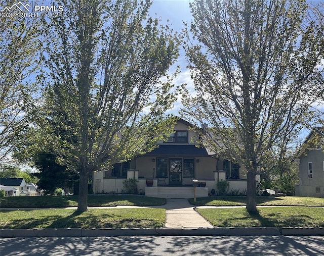 view of front of home featuring a front yard