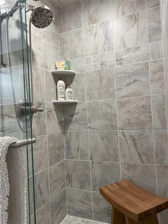 bathroom featuring a tile shower