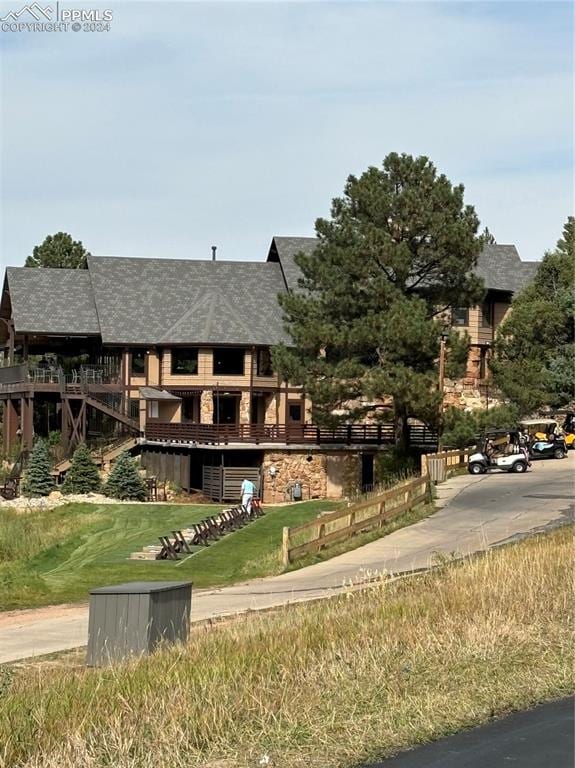 view of front facade with a front lawn