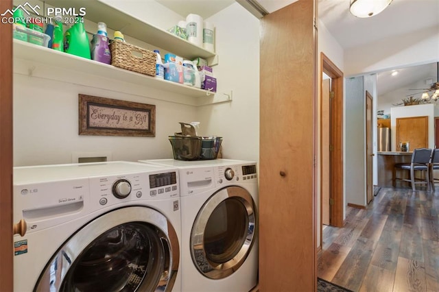 washroom featuring washing machine and clothes dryer, ceiling fan, and dark hardwood / wood-style flooring