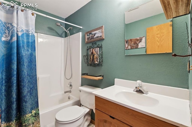 full bathroom featuring shower / bath combo with shower curtain, vanity, and toilet