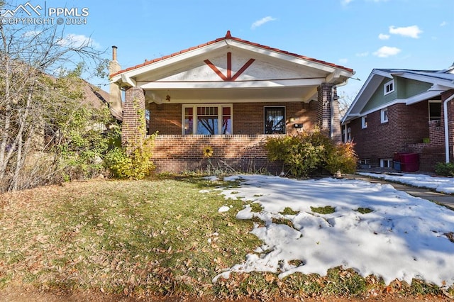 view of front of home with a front lawn