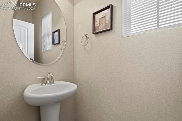 bathroom featuring sink