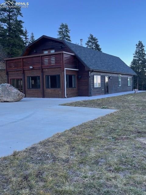 view of front of house with a front lawn