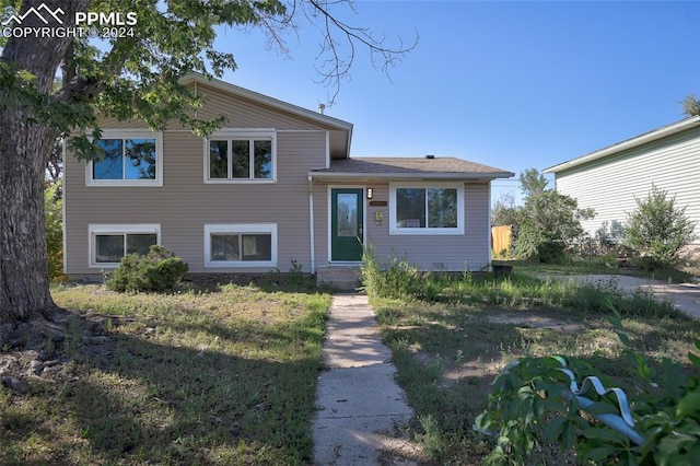 tri-level home featuring a front yard