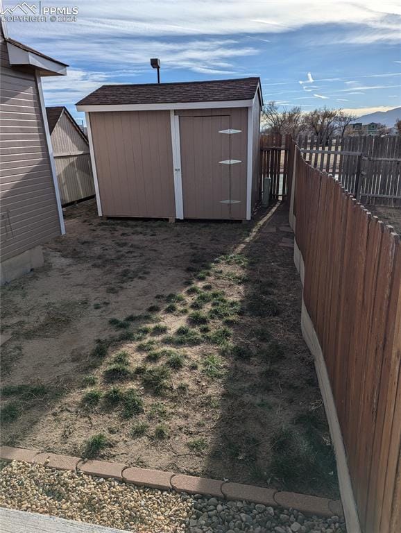 view of yard with a shed