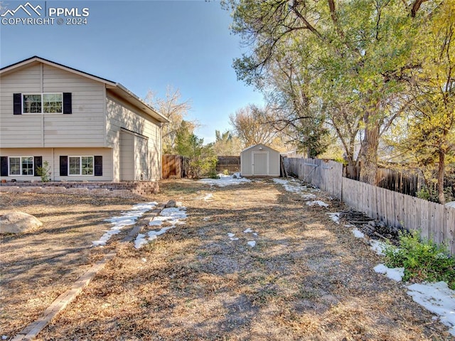 view of yard featuring a storage shed