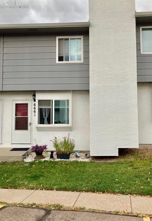 view of front of home featuring a front yard