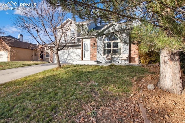 view of front of home with a front lawn