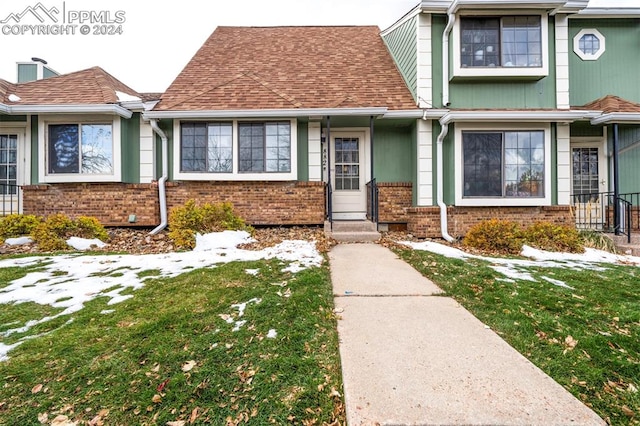 view of front of house with a front lawn