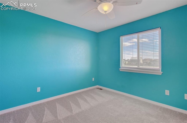 carpeted empty room featuring ceiling fan