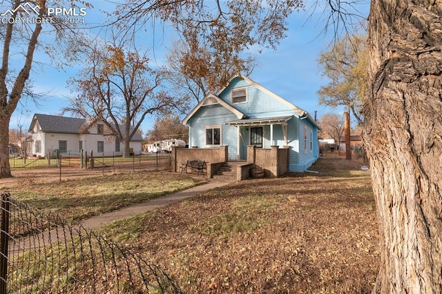 view of front of house with a front lawn