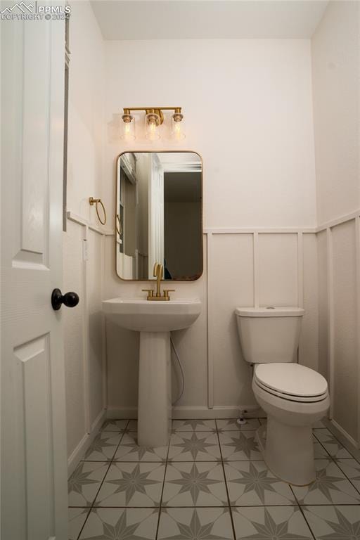 bathroom featuring toilet