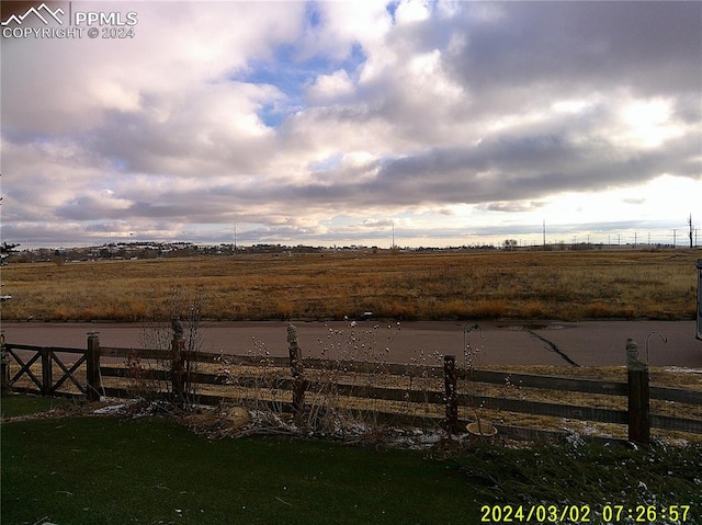 view of yard featuring a rural view