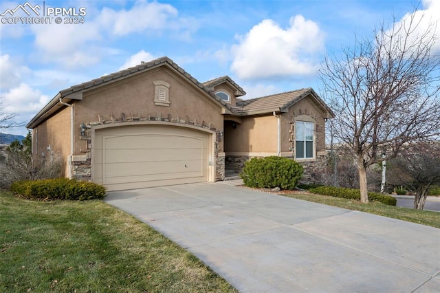 view of front of house featuring a front yard and a garage