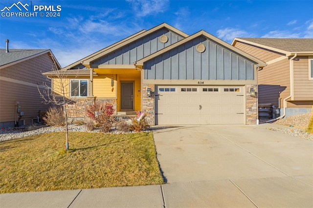 view of front of house featuring a front lawn and a garage