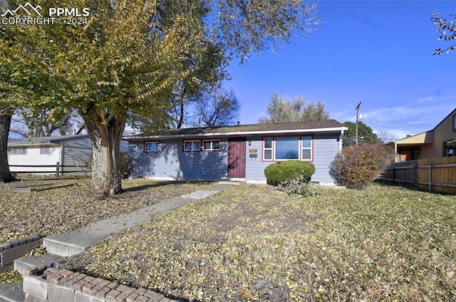 ranch-style house featuring a front yard