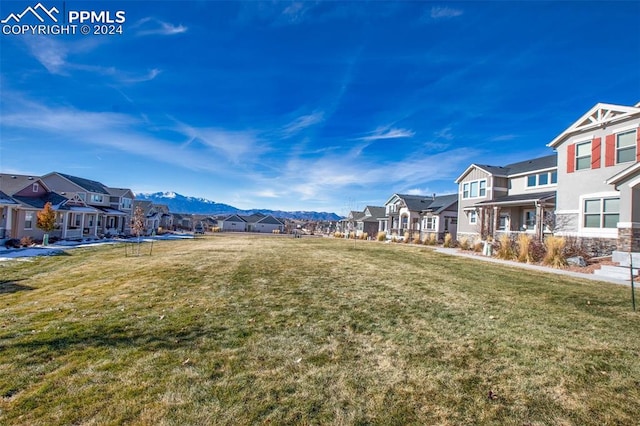 view of yard featuring a mountain view