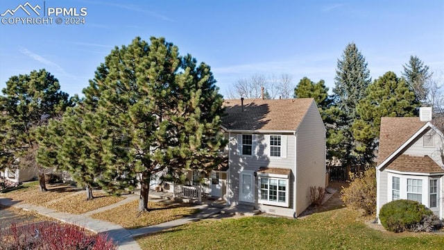 view of front facade with a front yard