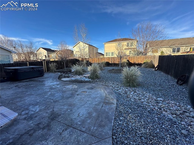 view of yard with a hot tub