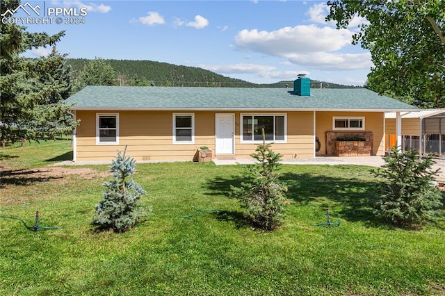 single story home featuring a front lawn