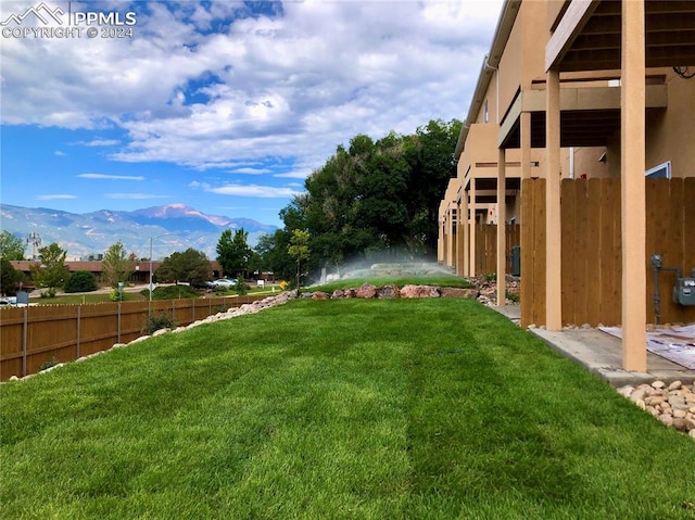 view of yard with a mountain view