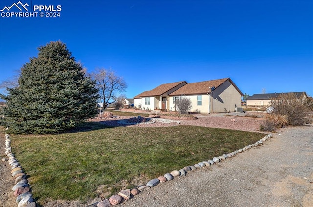 view of front of home featuring a front yard