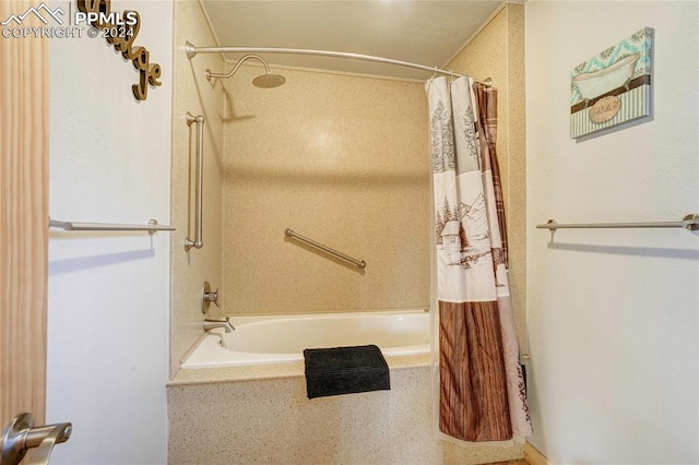 bathroom with shower / bath combo