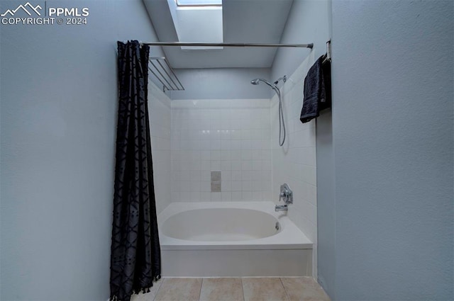 bathroom with shower / tub combo with curtain