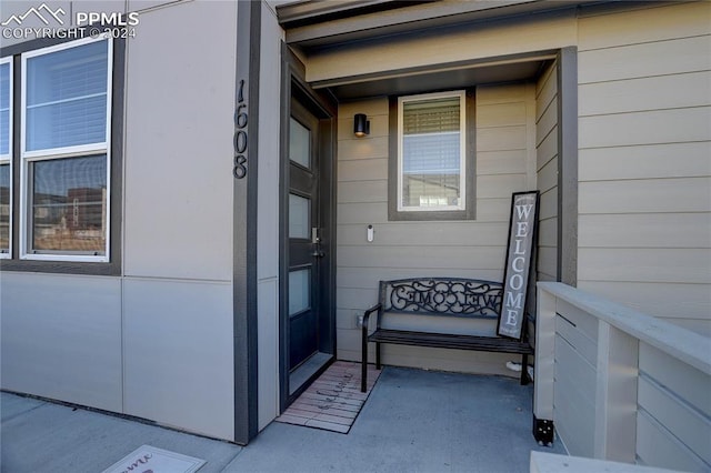 property entrance featuring a porch