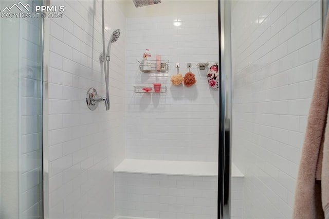 bathroom featuring a tile shower