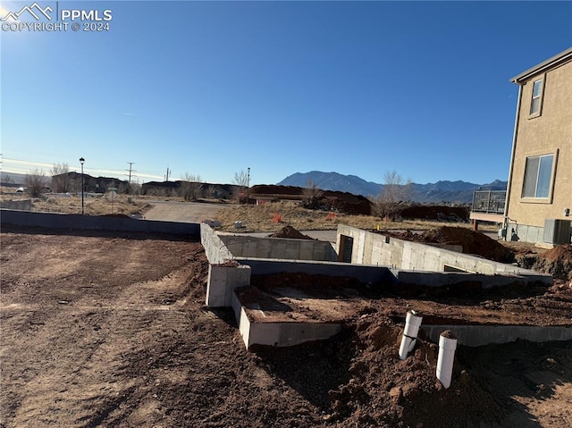 view of yard featuring a mountain view and central AC