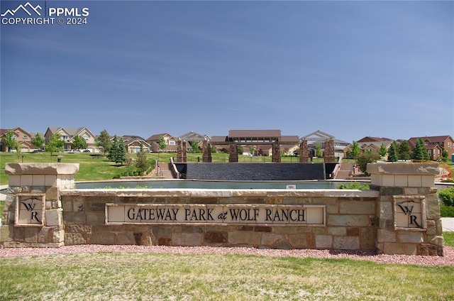 community / neighborhood sign with a lawn