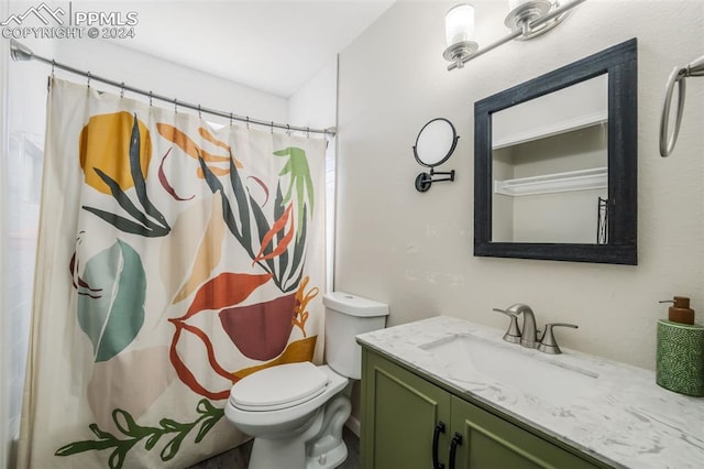 bathroom featuring a shower with shower curtain, vanity, and toilet