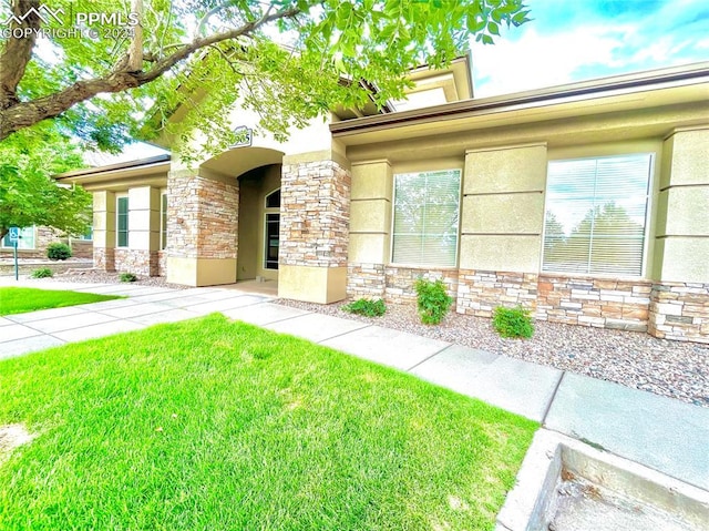 view of front of house with a front lawn