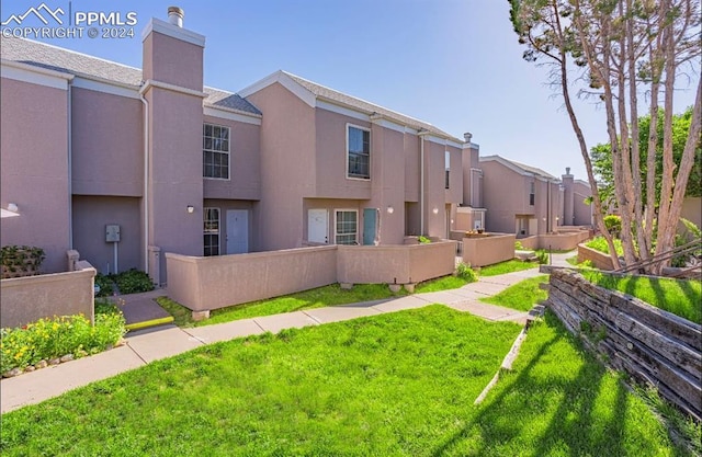 view of property's community featuring a yard