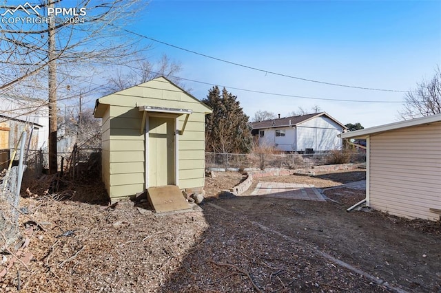 view of yard with a storage unit