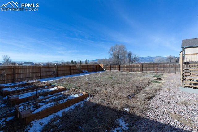 view of yard with a mountain view